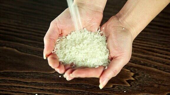 米饭倒进一个女孩的手里