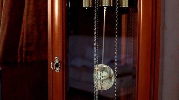古老的钟摆古老的木钟古老的钟旧的时间和时间概念
