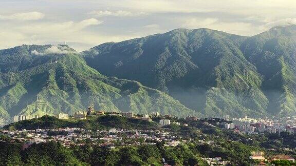 加拉加斯城市山谷东部地区的全景