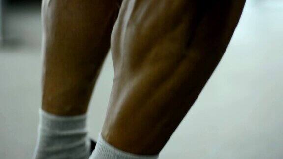 运动员训练腿部肌肉
