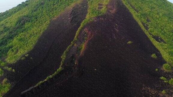 航拍:飞越印尼马鲁古活火山班达岛