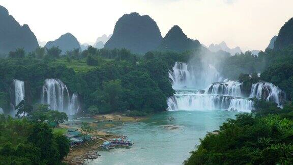 越南的Bangioc瀑布和中国的Detian瀑布位于边境附近人们可以看到这两个国家的瀑布
