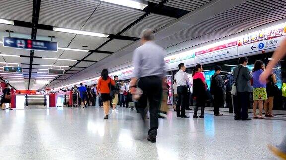 旅客拥挤的香港地铁车站