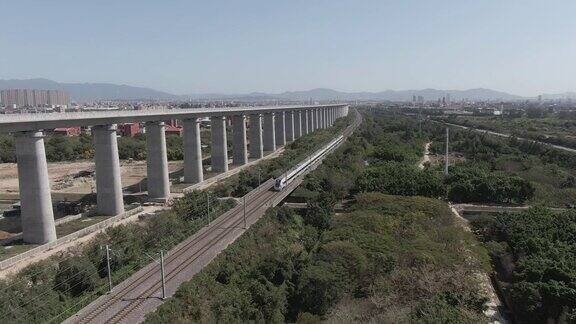 城际高速铁路运行中的高速列车