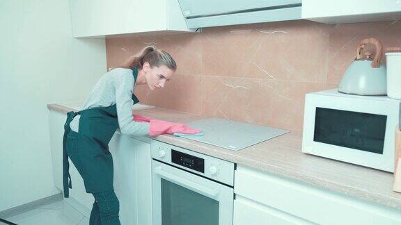 女孩勤勤恳恳地打扫厨房洗炉子