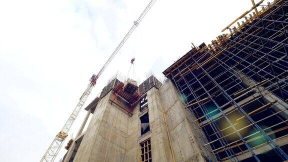 塔式起重机在多层建筑施工现场吊装材料的底部视图