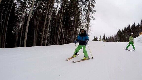 男孩和她妈妈一起滑雪