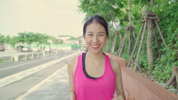 健康美丽年轻的亚洲女跑步者在运动服装在城市公园的街道上跑步和慢跑生活方式健康和积极的女性锻炼在城市