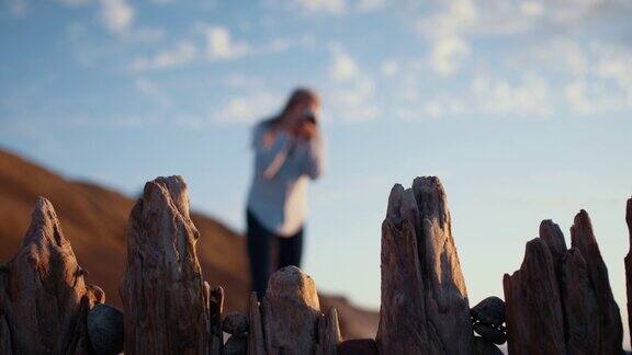 与摄影师在海滩上的木柱子