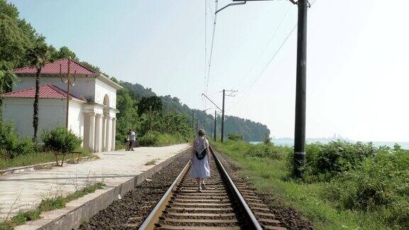 年轻的女孩走在铁路上乔治亚州