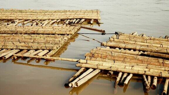 成堆的竹竿储存在水中