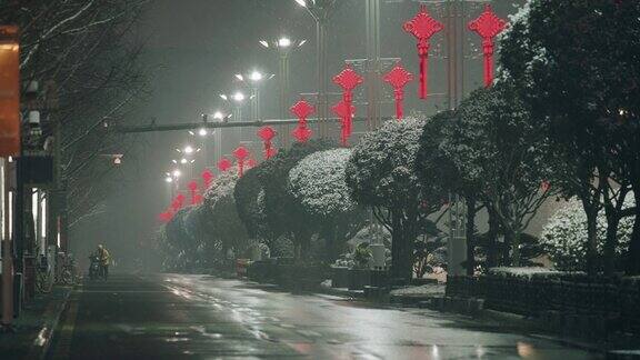 城市里的雪夜