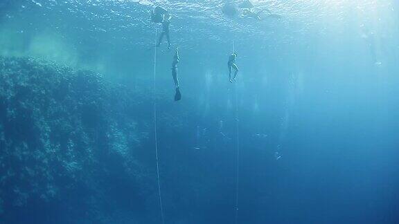 专业自由潜水员沿着绳索上升