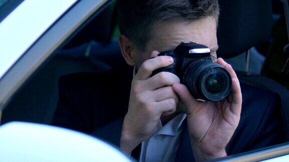 年轻人坐在车里偷拍间谍侦探、记者