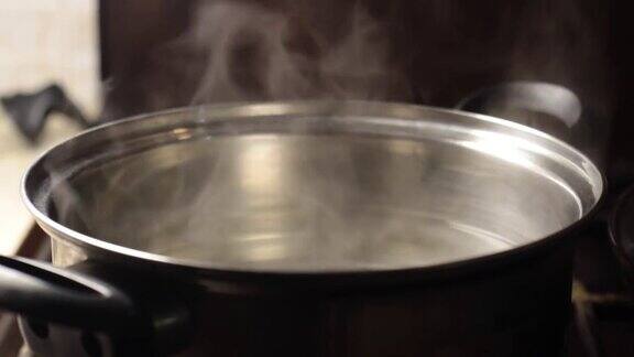 蒸汽从锅中升起特写水模糊的背景