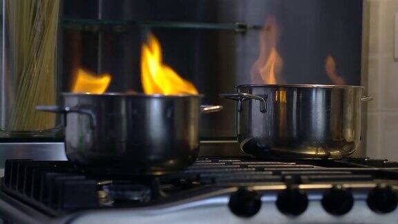 家庭灾难:锅里的食物烧焦了