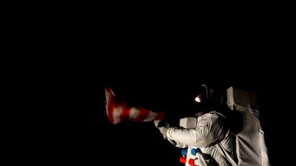 美国宇航员在黑暗星球上