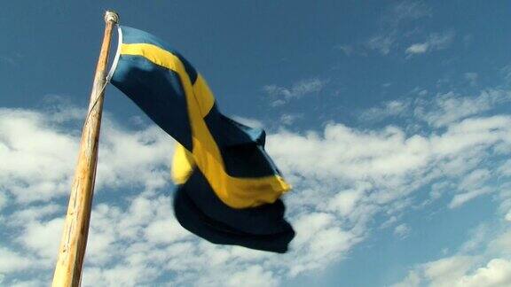 瑞典国旗在蓝天的背景下飘扬