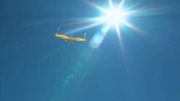蓝色的天空中有一只彩色的风筝在蓝天白云的映衬下放慢了风筝的拍摄