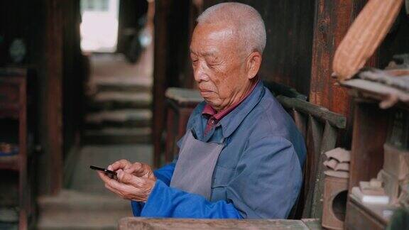 中国老年人使用手机