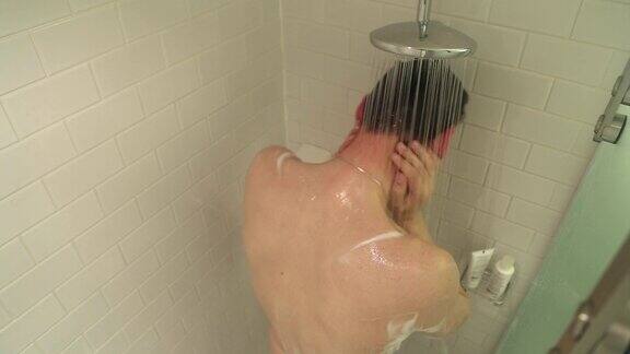 男人在洗澡