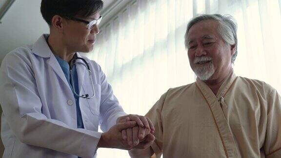 一位男医生安慰地握着病人的手
