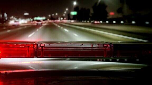 警察高速公路巡逻车与红蓝色闪光紧急灯驾驶