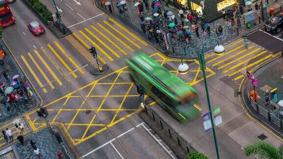 在中国香港尖沙咀地区人们和出租车穿过一个非常繁忙的十字路口