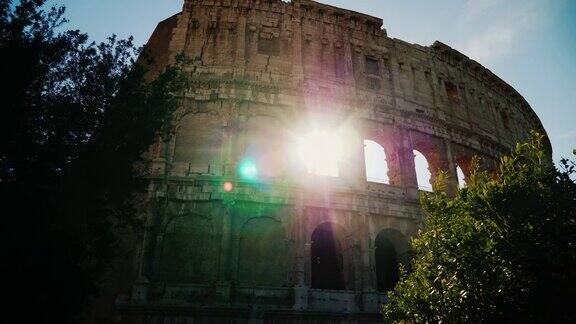 阳光穿过罗马著名的斗牛场的拱门替身拍摄