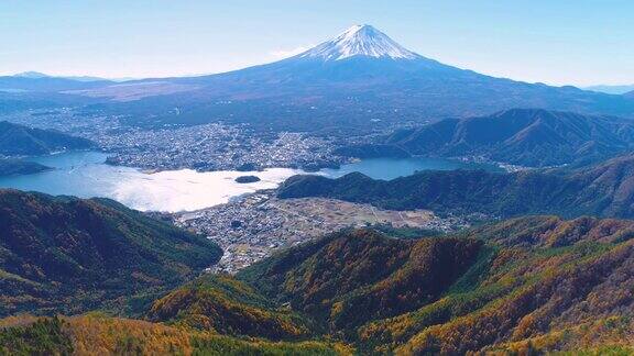 航拍富士山下的城镇