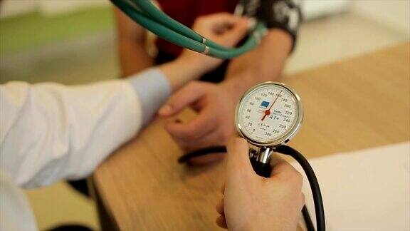 医生给病人测血压近距离