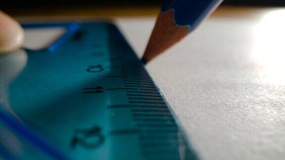铅笔在白纸上用尺子画一条线
