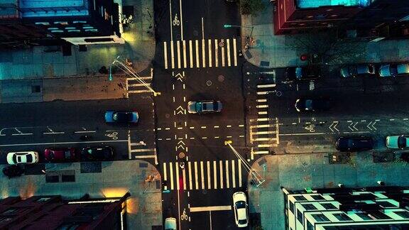 上面是纽约布鲁克林十字路口的夜景