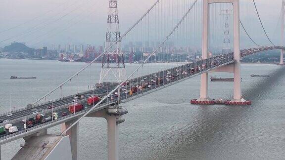 繁忙的高速公路上有很多汽车在桥上行驶