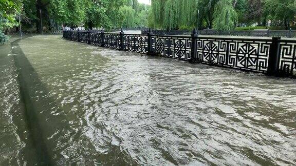 俄罗斯克里米亚辛菲罗波尔萨尔吉尔河被洪水淹没的河堤由于暴雨和辛菲罗波尔水库水位上升水排放到萨尔吉尔河