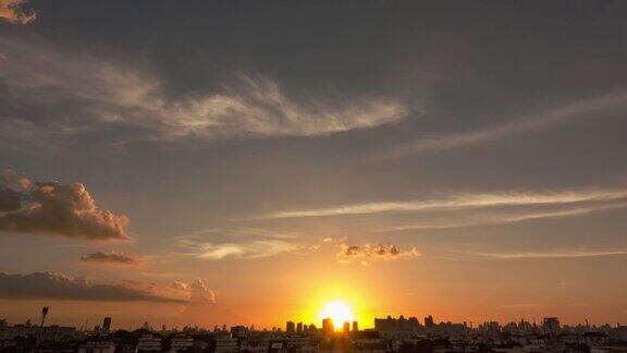 日落在曼谷城市:今晚的一天时间推移美丽的云天空与城市景观