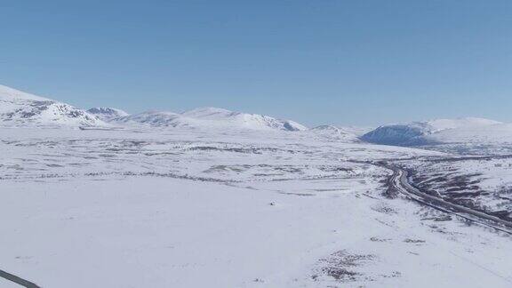 令人惊叹的挪威山脉白雪覆盖的风景