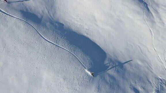 鸟瞰滑雪爱好者在瑞士山坡上滑雪