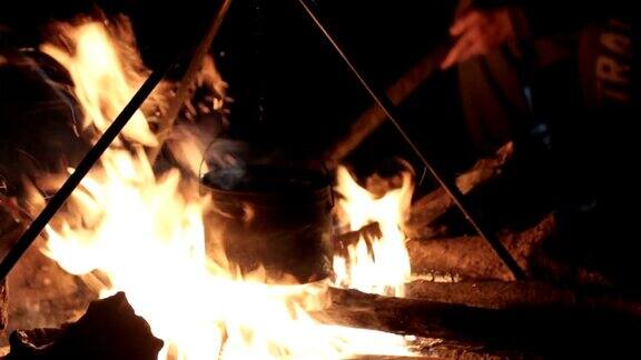 晚上篝火人在火中纠正煤特写