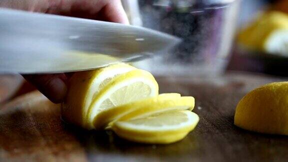 用木板将柠檬切成薄片