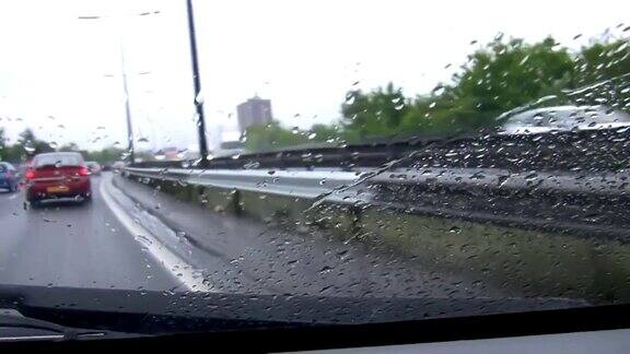 雨天繁忙的高速公路