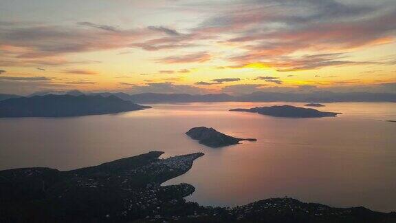 鸟瞰图的埃伊纳岛希腊在美丽的日落