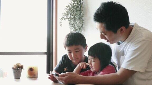 家人在家里一起使用智能手机