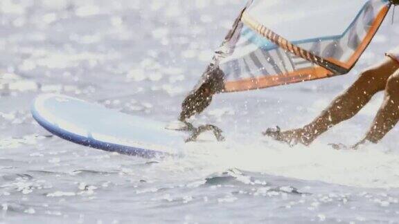 一个帆板运动员在海上冲浪的低角度镜头