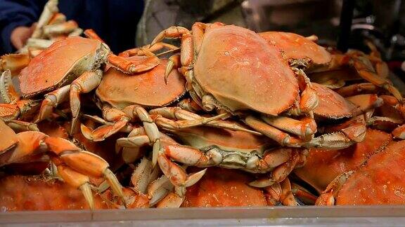 螃蟹是在市场上煮的