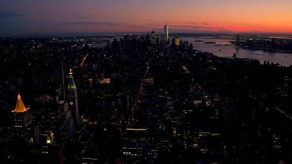 航拍:夜间五颜六色的纽约市中心和街道全景