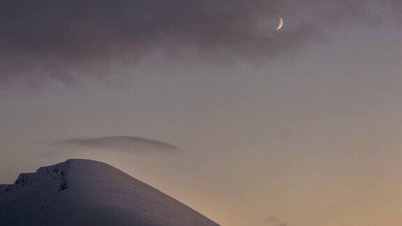 挪威北部日落时月亮和山的时间间隔
