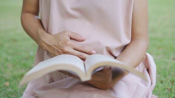 孕妇在看书