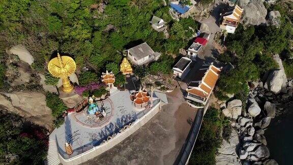 空中飞向山上寺庙高大的雕像