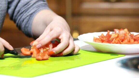 在厨房里切番茄